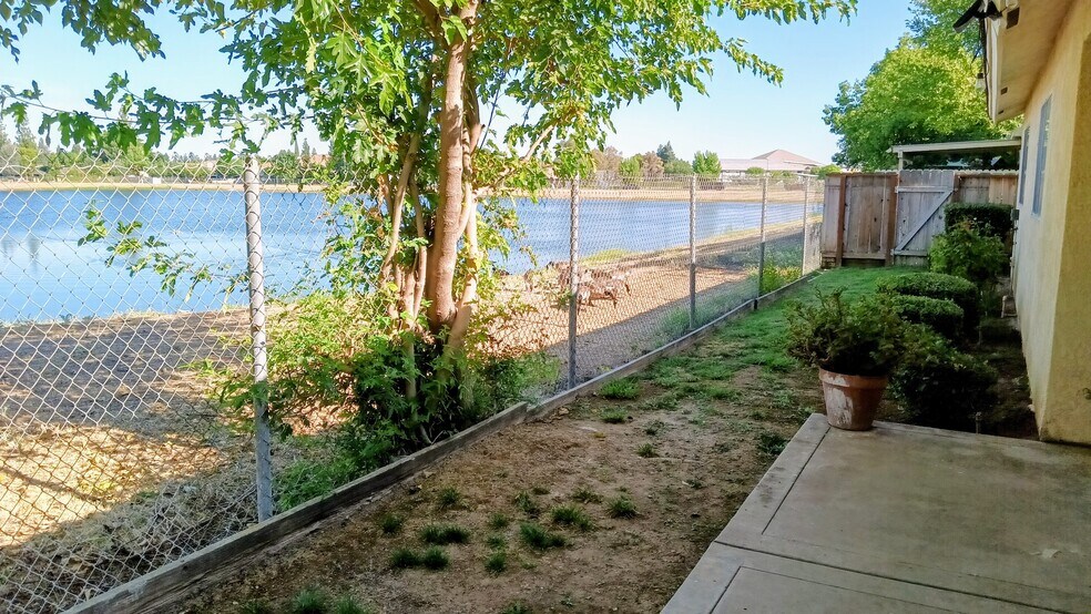 Building Photo - 1542 E Alluvial Ave