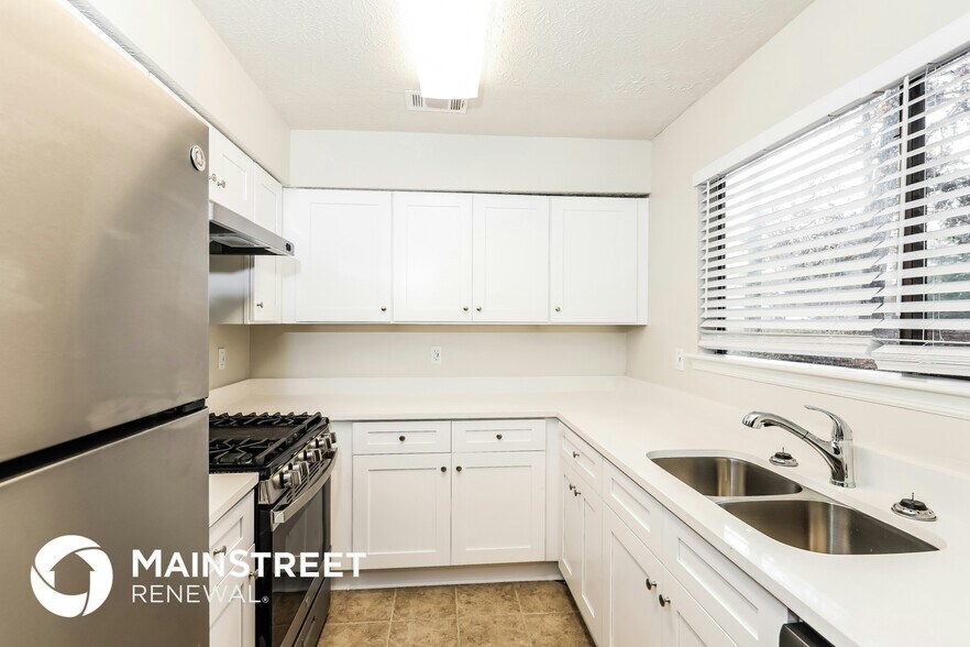Building Photo - 9395 Forest Knoll Dr