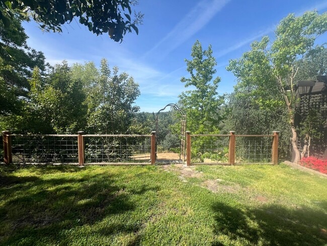 Building Photo - Beautiful Updated West Redding Home!