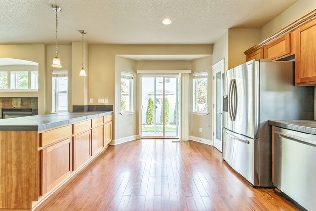 Building Photo - AVAILABLE FOR SHOWING ON 10/15!