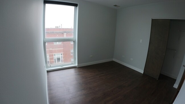 Building Photo - 3301 N Sheffield Ave