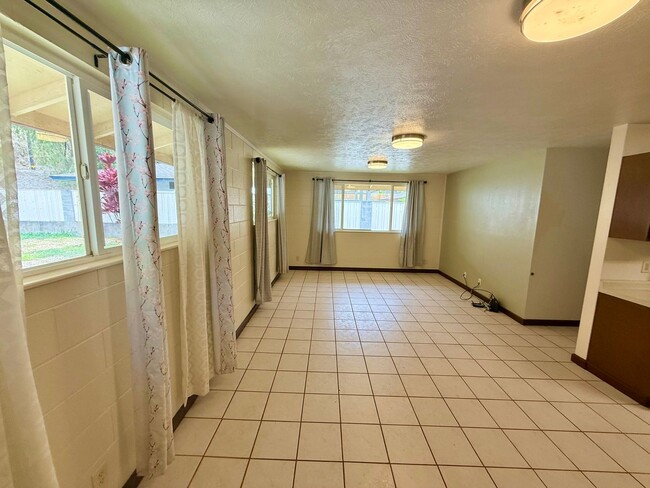 Building Photo - 3 Bedroom / 1 Bathroom Home Available in W...