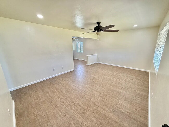 Building Photo - Move-in ready