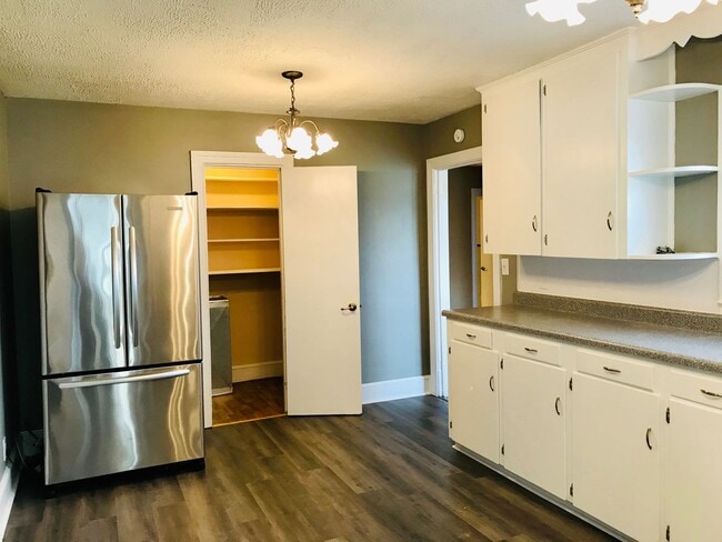 Building Photo - Rare Gem! Spacious and fantastic updated o...
