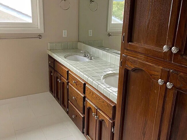 Building Photo - Large 4 Bed 3 BAth home for rent in Lakeshore - Lodi