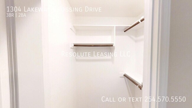 Building Photo - 1304 Lakeway Crossing Dr
