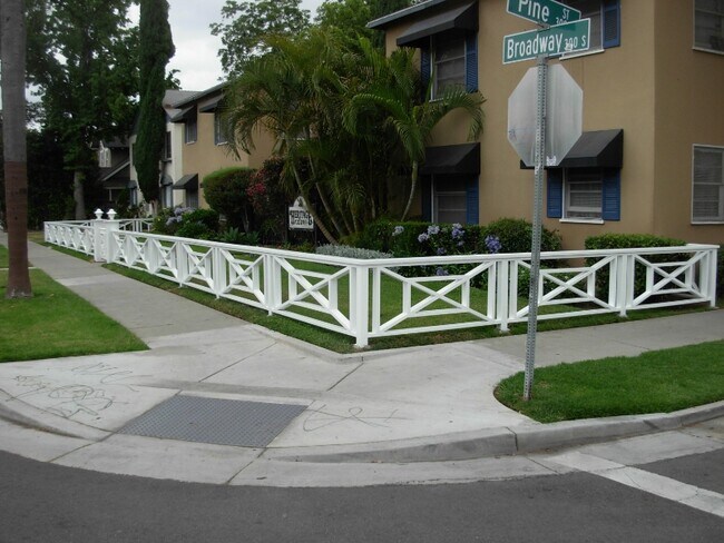 Building Photo - 302 S Broadway