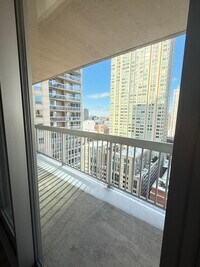 Building Photo - 601 N State St