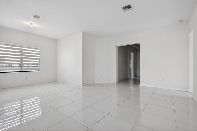 Building Photo - 4398 SW 173rd Ave