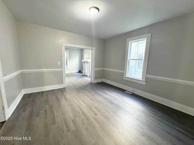Building Photo - 213 E Gale St