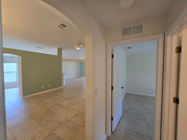 Building Photo - 4 Bedroom 2 Bathroom in Waterford Lakes