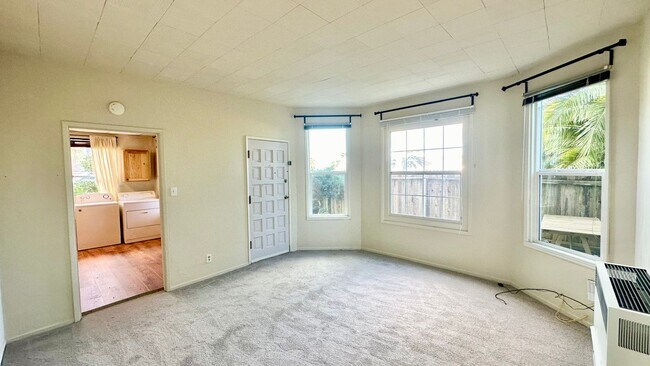 Building Photo - Sweet ground floor 1 Bedroom with a Sunny Wrap Around Deck and In-Unit Washer & Dryer