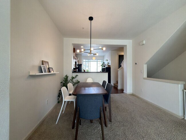 Building Photo - 10721 NE Gateway Pl