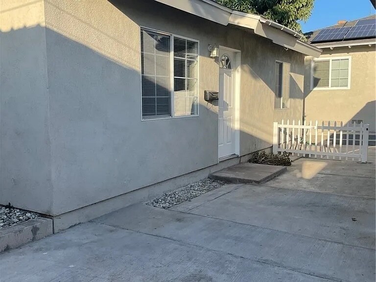 Building Photo - 12758 Russell Ave