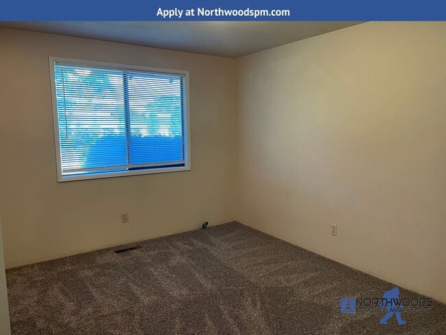 Building Photo - Charming 3 Bedroom 2 Bath Home in Very Nic...