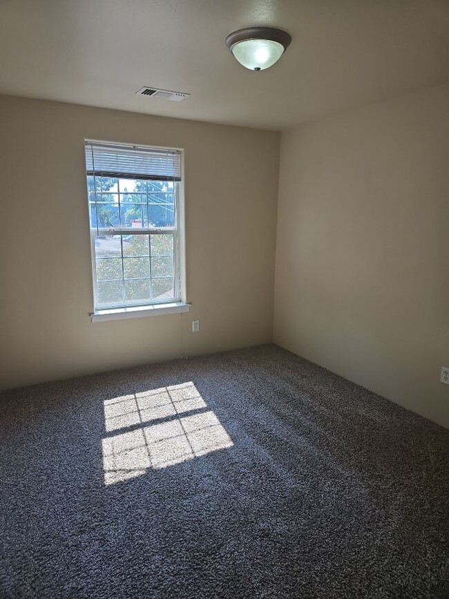 Building Photo - Available now! - 3 bed, 2 bath apartment i...