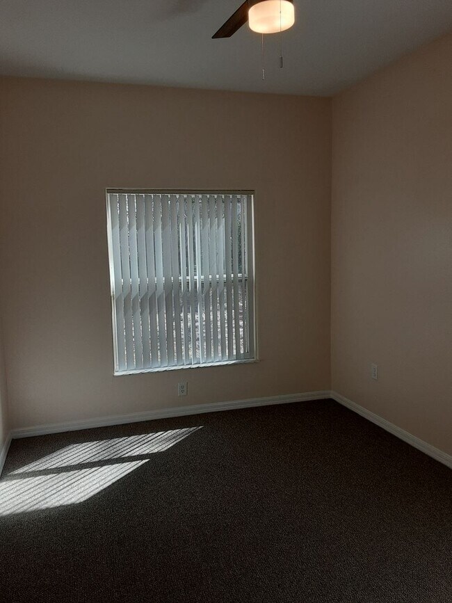 Building Photo - Move In Special