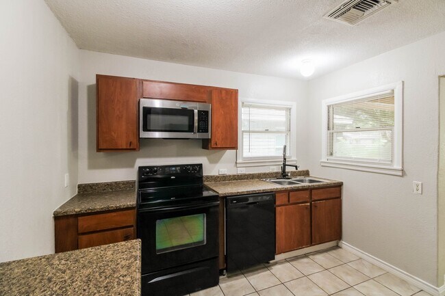 Building Photo - 1108 W Camp Cir
