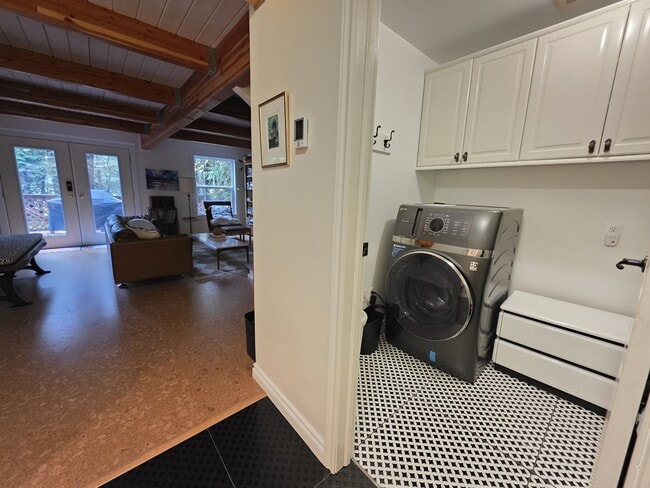 Building Photo - 713 Claire Ln