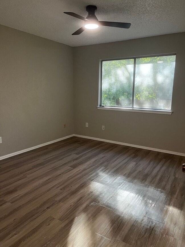Building Photo - 9800 Eastwend Dr