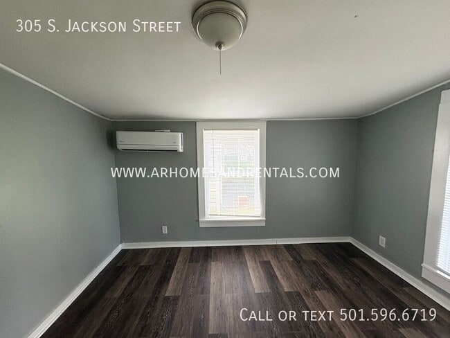 Building Photo - 305 S Jackson St