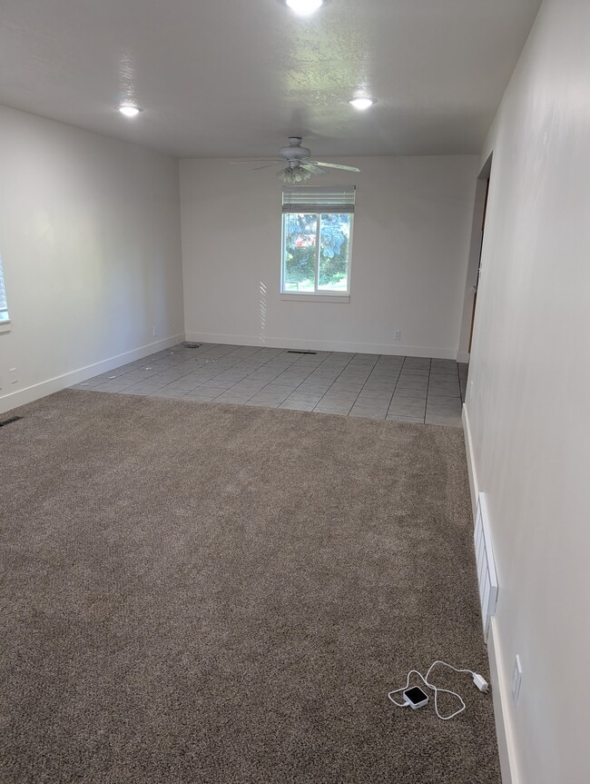 Building Photo - 880 Medoland Dr