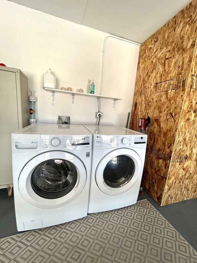 Building Photo - Furnished 3 Bedroom 2 Bathroom Home