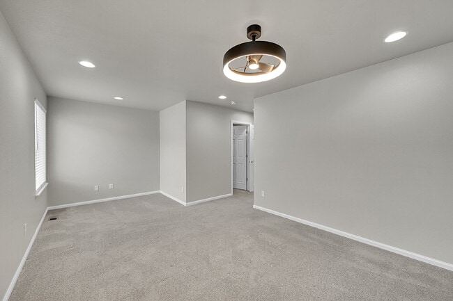 Building Photo - $2,495.00, 2 bed, 2.5 bath located in Denver