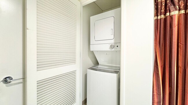 Building Photo - 2 BED/2 BATH FURNISHED UNIT AT HIGHLY DESI...