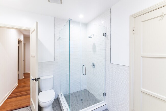 Building Photo - 1066  S Genesee-