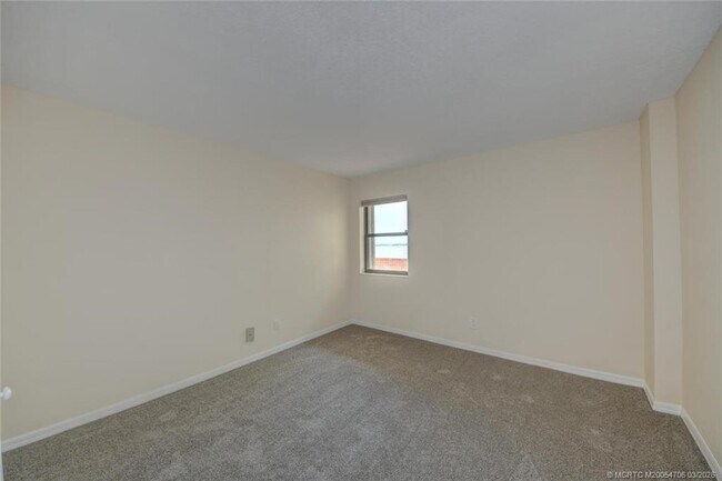 Building Photo - 10044 S Ocean Dr