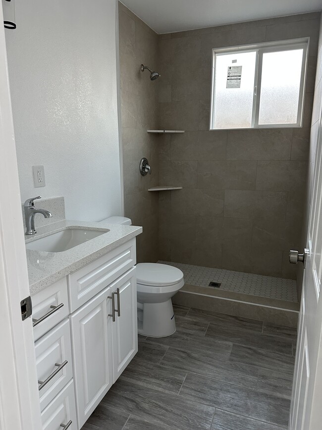 full bathroom - 3054 Stevens St