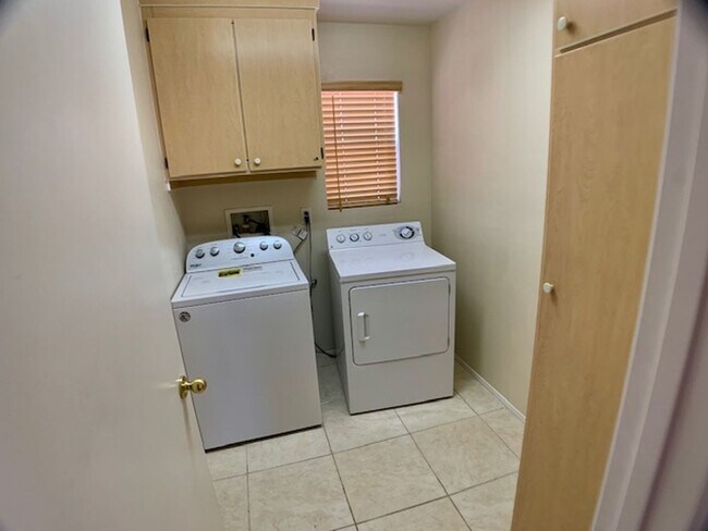 Building Photo - 9679 Ridgebluff Ave