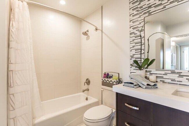 Building Photo - Remodeled 2 Bed / 2 Bath Condo – Valley Vi...
