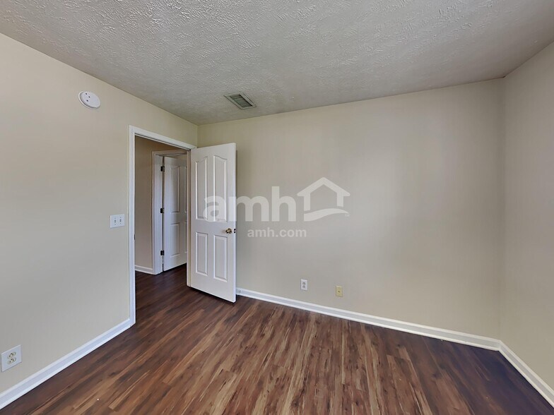 Building Photo - 2825 Islington Dr