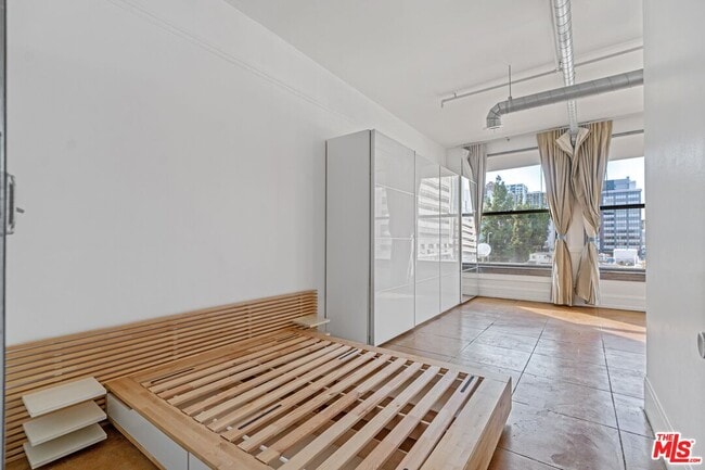 Building Photo - 108 W 2nd St