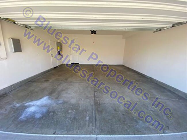 Building Photo - Just listed 5 bedroom in Victorville