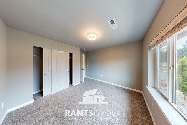 Building Photo - 694R