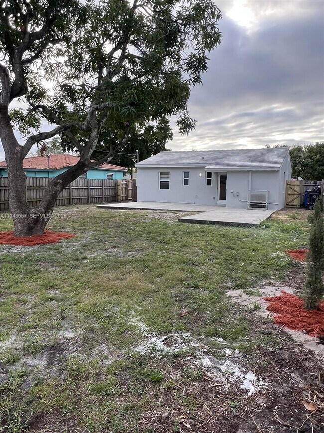 Building Photo - 1432 N Andrews Ave