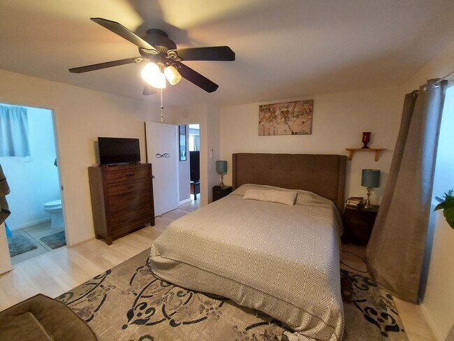 Building Photo - Cozy 2 Bedroom w/ Den close to JTNP
