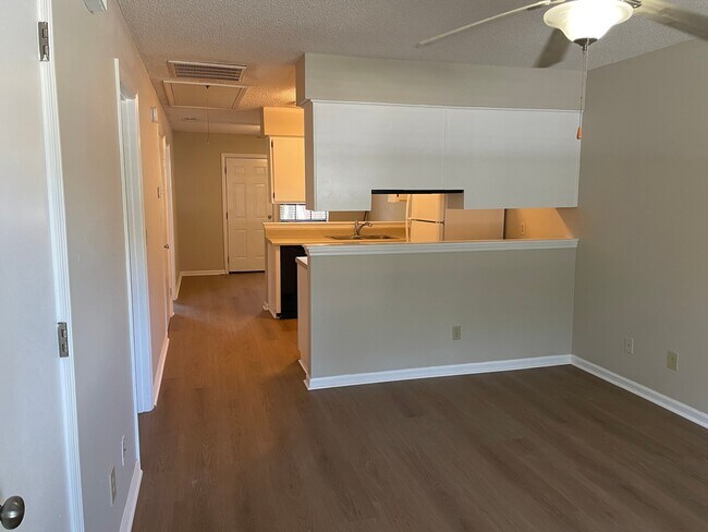 Building Photo - 107 Wisteria Ct