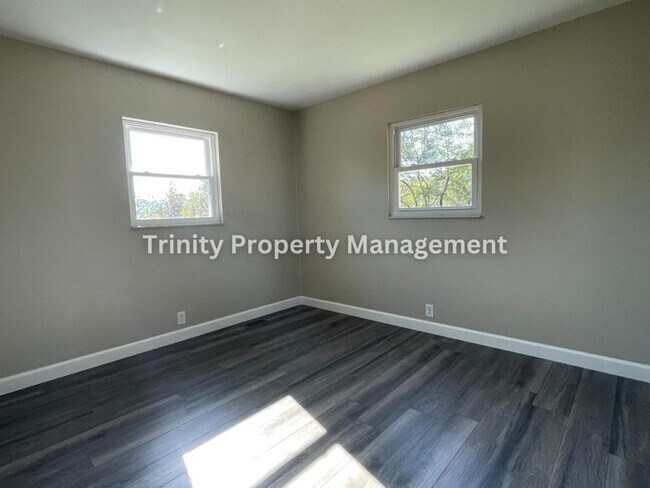 Building Photo - 305 Michael St