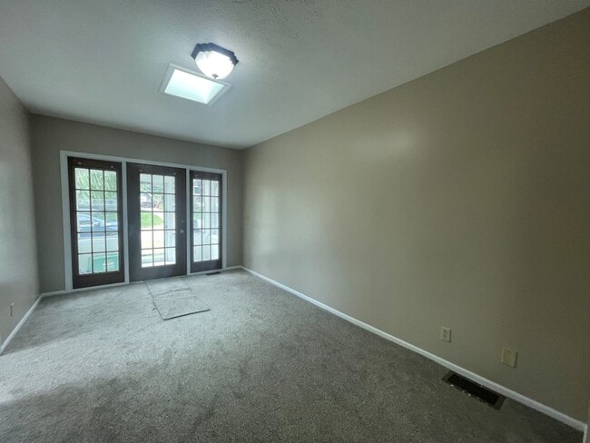 Building Photo - Home in Omaha for rent!