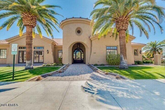 Building Photo - 1367 S Country Club Dr