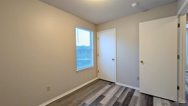 Building Photo - 424 Pine Crescent Way