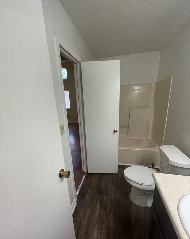 Building Photo - 1 Bedroom Apartment with a Bonus Loft - $7...
