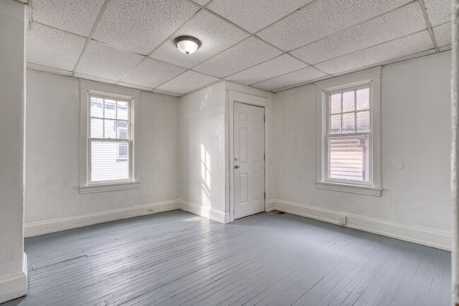 Building Photo - Spacious 3 Bedroom, 1.5 Bathroom with large Porch and Backyard