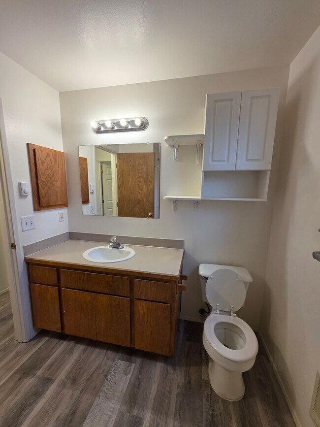 Building Photo - 00136/00137