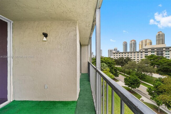 Building Photo - 17500 N Bay Rd