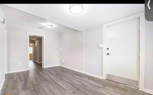 Building Photo - Rogers Ave